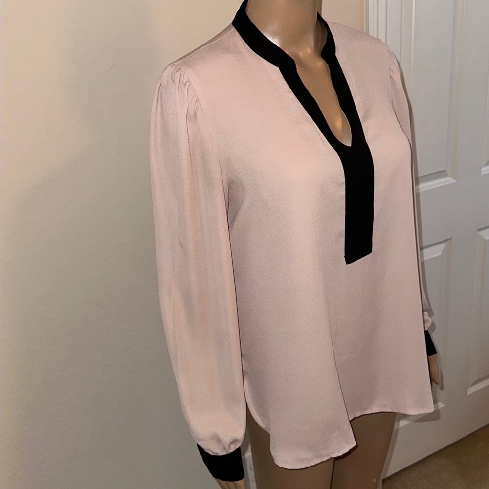 Elegant ANNE KLEIN Women's Blouse with Black Trim Size Medium. - Picture 2 of 16